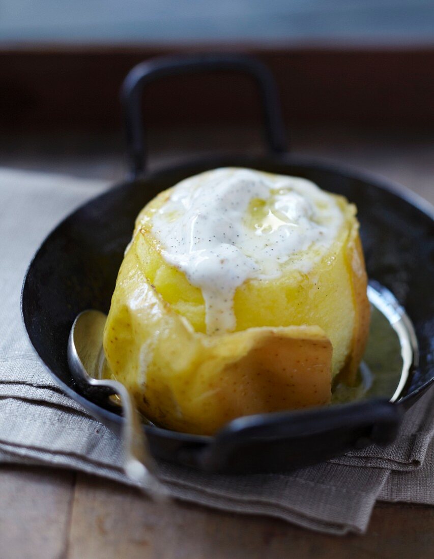 Baked apple stuffed with vanilla-flavored mascarpone and honey
