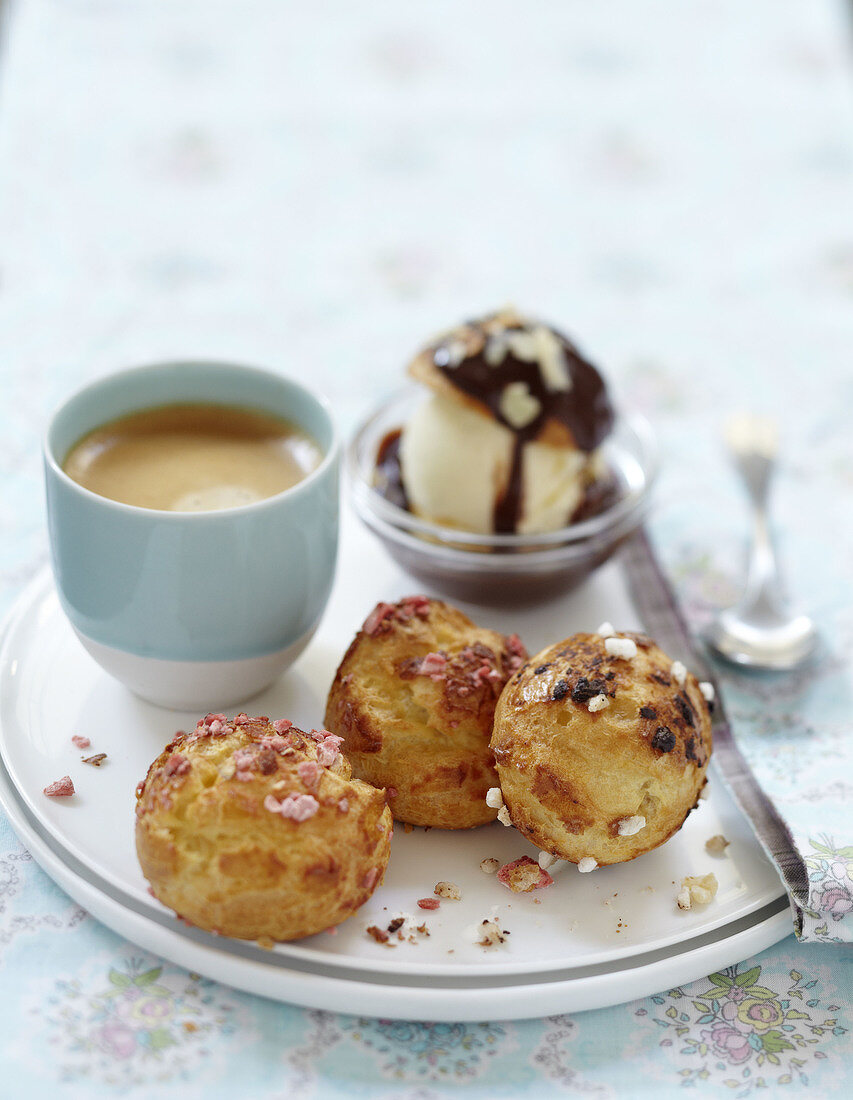 Süsses Blätterteiggebäck mit Tasse Kaffee und Eis