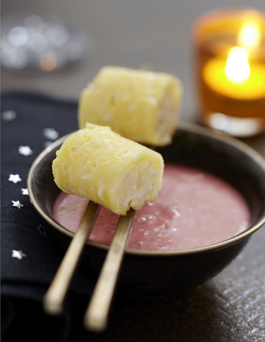 Süsse Maki -Sushis aus Ananas und Kokosmilchreis mit Erdbeersuppe