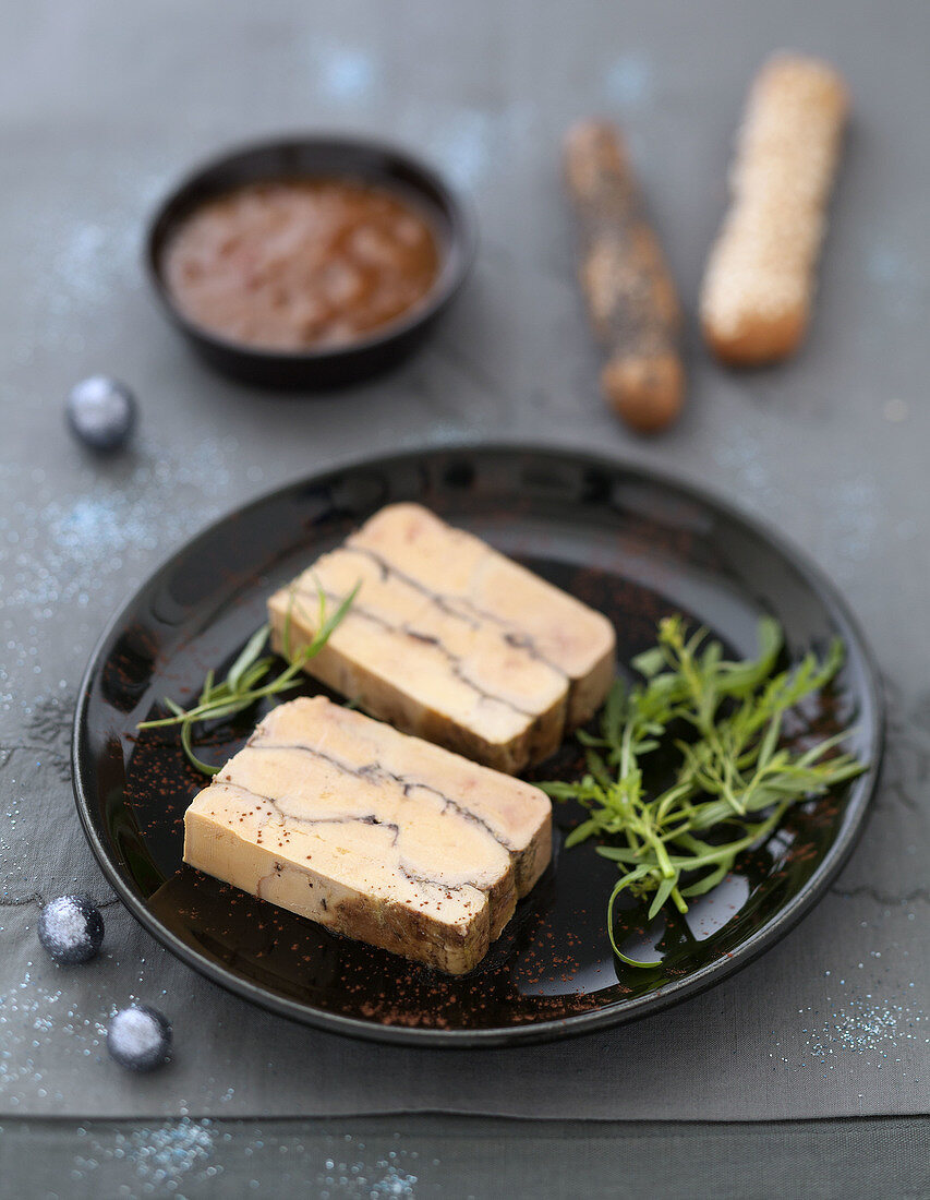 Zwei Scheiben Gänseleberterrine mit Kakao