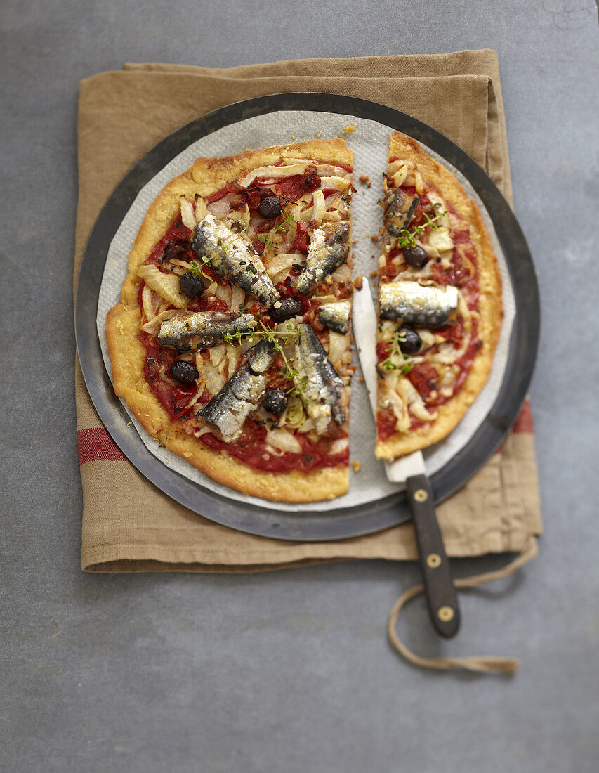 Pizza mit Fenchel, Sardinen und Oliven