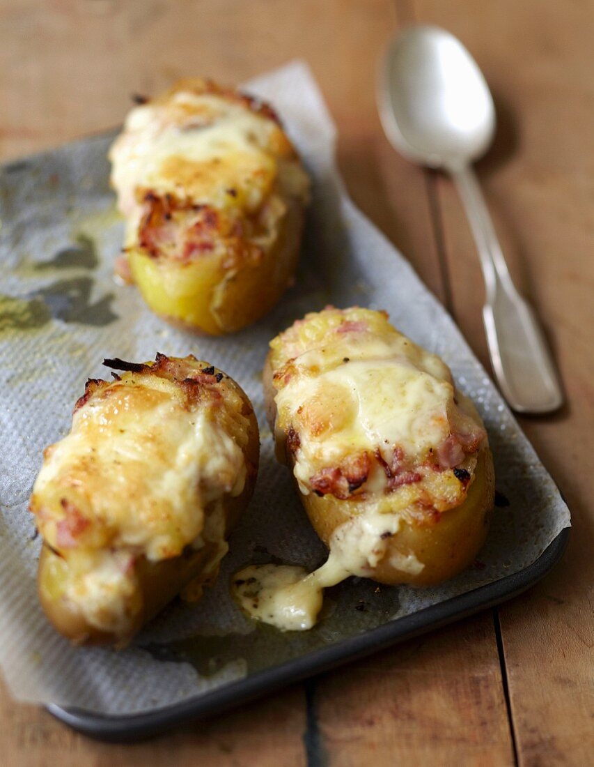 Potatoes stuffed with Babybel and onions