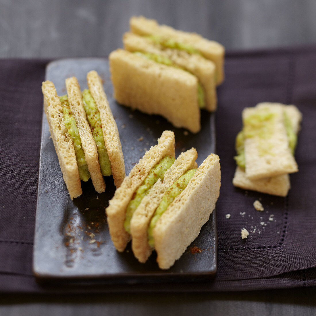 Häppchen mit Avocado-Krabben-Mousse und Knusperbrot