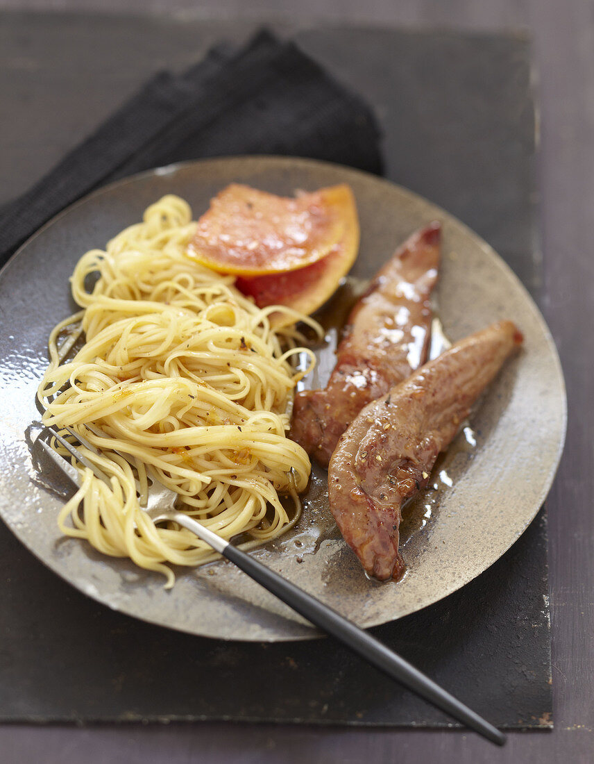 Karamellisierte Entenstreifen mit Grapefruit und Spaghetti