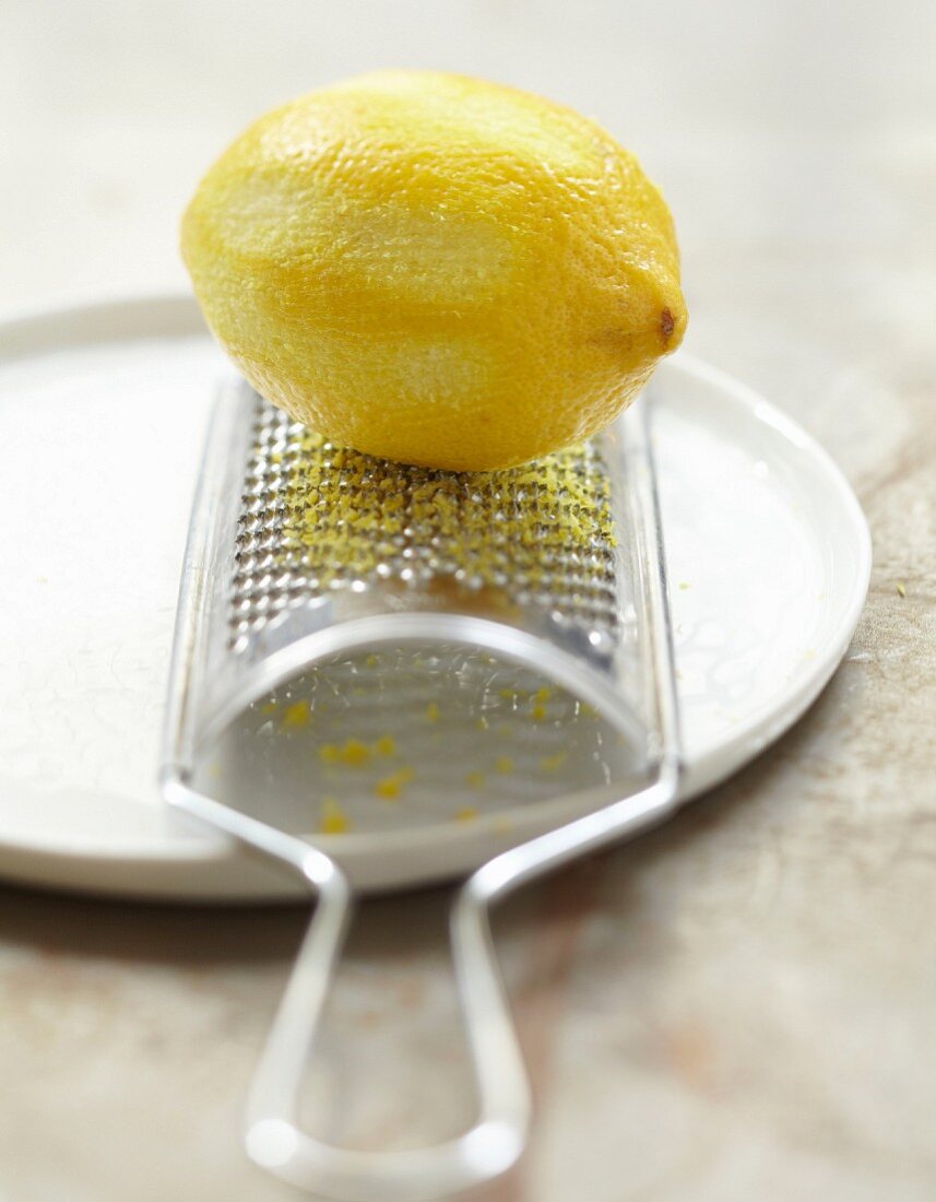 Zitronenschale abreiben