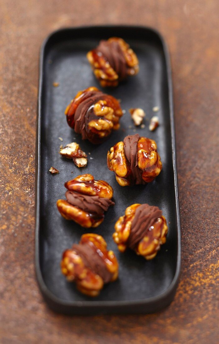 Caramelized walnut and chocolate bites