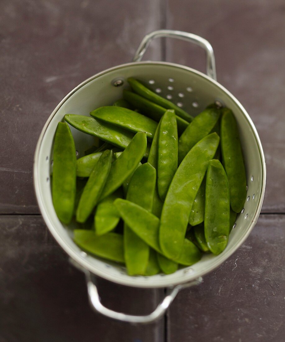 Sugar peas in a colander