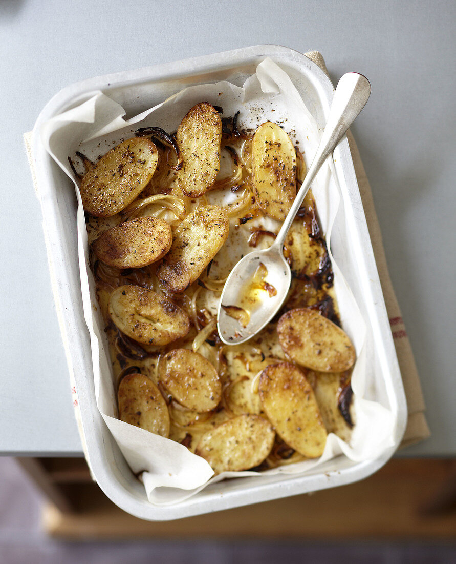 Kartoffeln mit Cajun-Gewürz und Zwiebeln