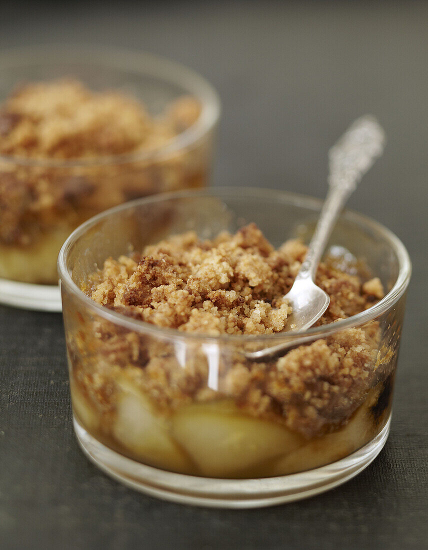 Pear and ginger Speculos gingerbread biscuit crumble