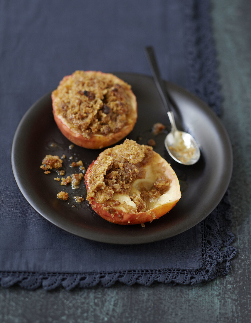 Roasted apples with Speculos gingerbread biscuit crumble