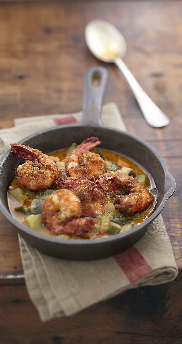 Sauteed shrimp and vegetable curry with Speculos gingerbread biscuit crumble