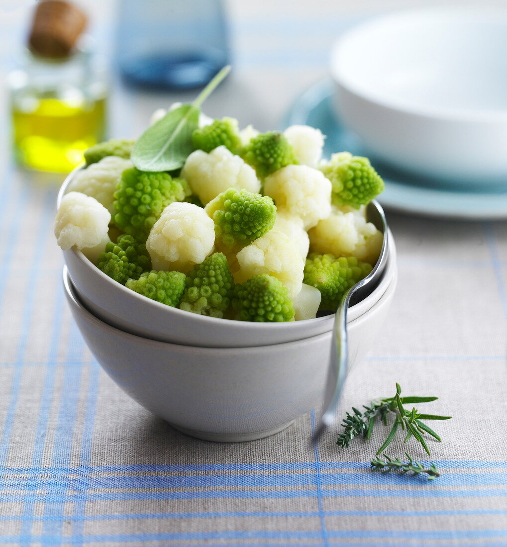 Dampfgegartes gemischtes Gemüse mit Blumenkohl und Romanesco