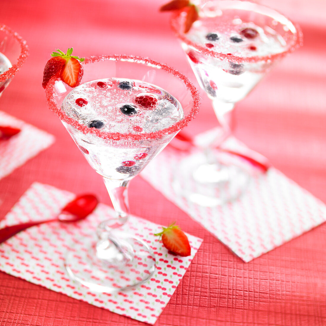 Cocktail mit Sommerbeeren und rotem Zuckerrand
