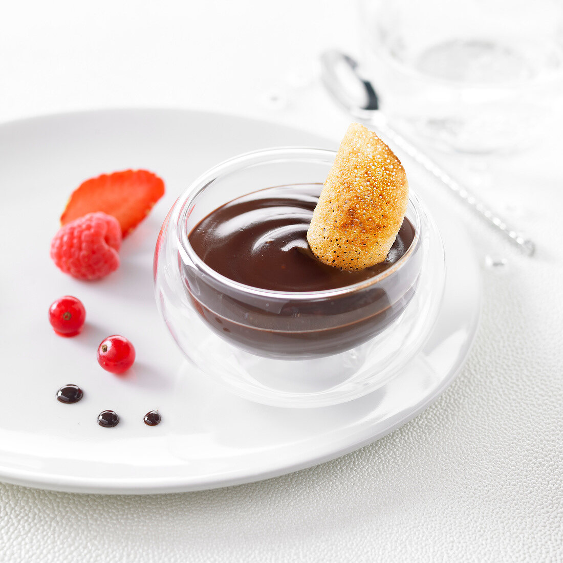 Schokoladen-Dessertcreme mit knuspriger Karamellhippe