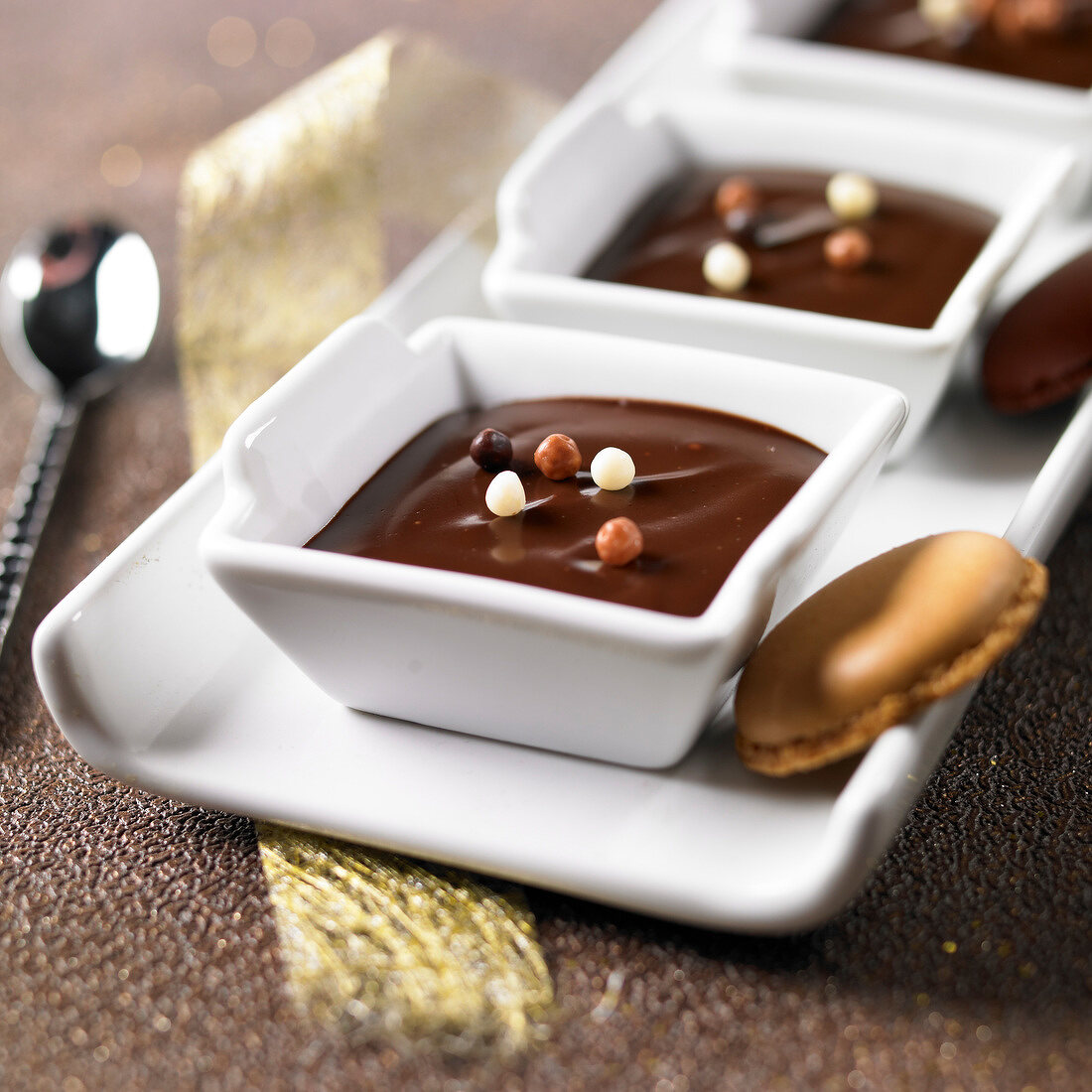 Schokoladen-Dessertcreme mit Macarons