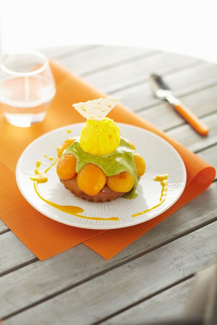 Fluffiges Aprikosenküchlein mit Grünteehaube, Mangosorbet und Mangosauce