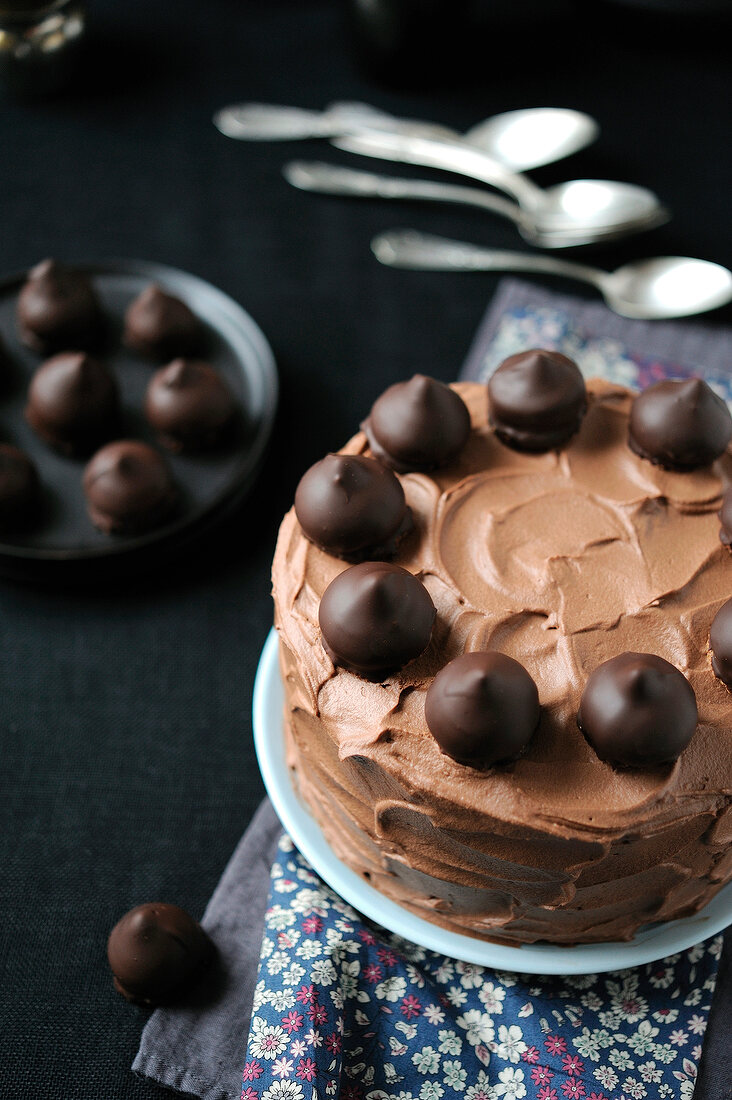Schokoladenkuchen mit kleinen Schaumküssen verziert