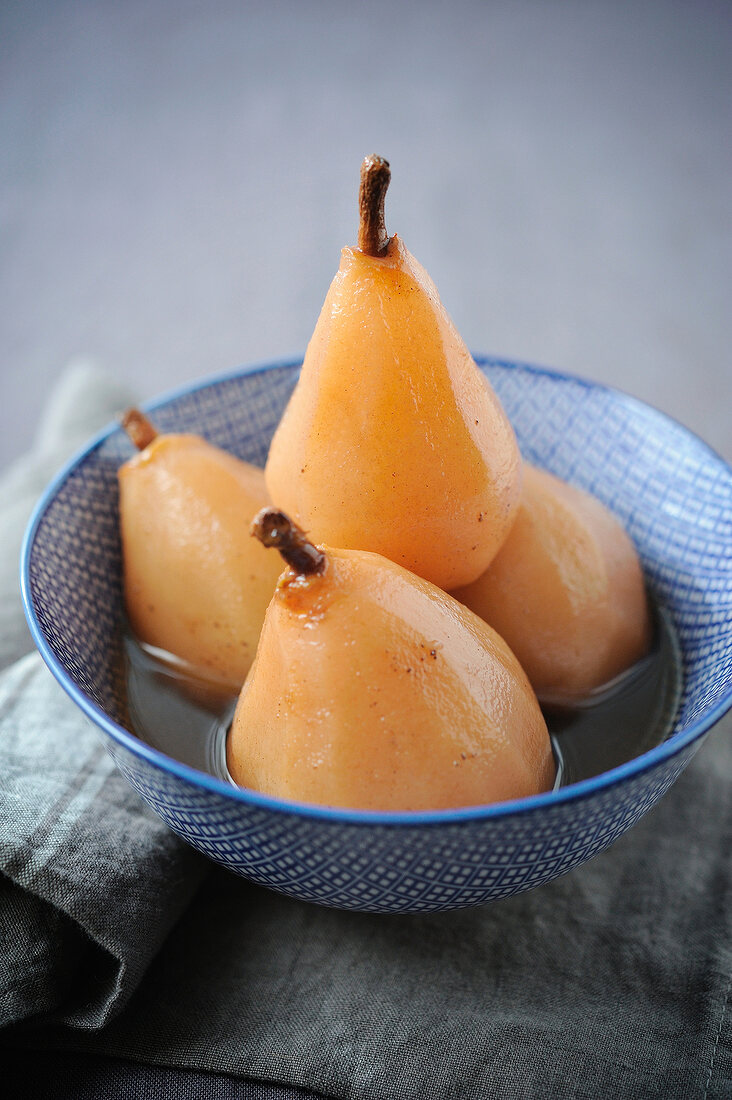 Pochierte Birnen im eigenen Sirup