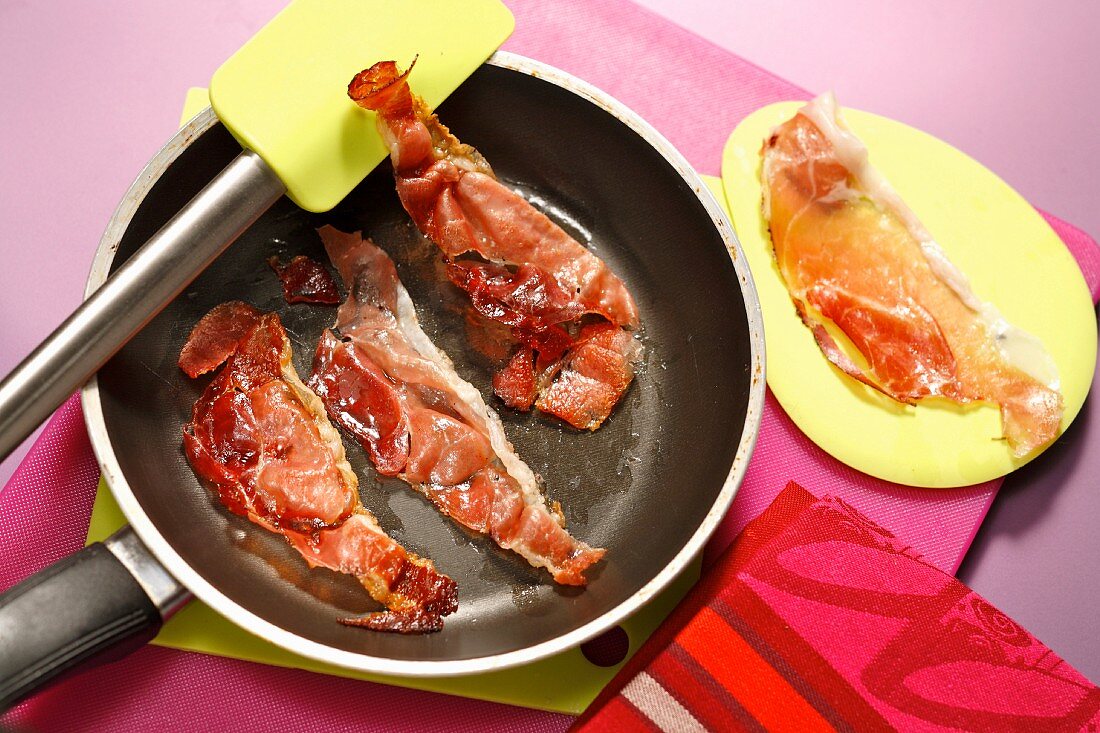 Pan-frying the sliced raw ham