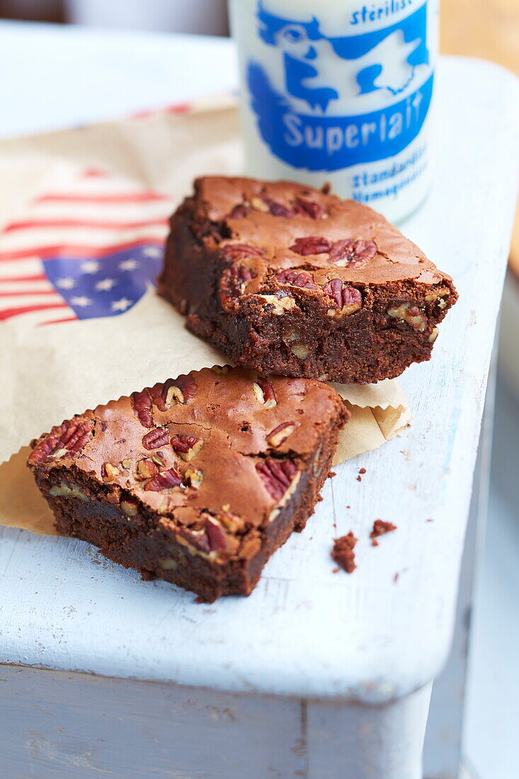 Zwei Stücke Schokoladenbrownie mit Pekannüssen