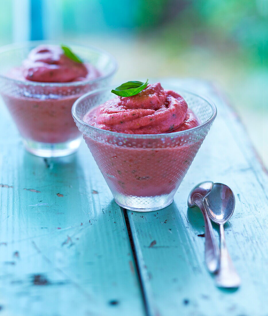 Frozen Yogurt Erdbeer-Basilikum