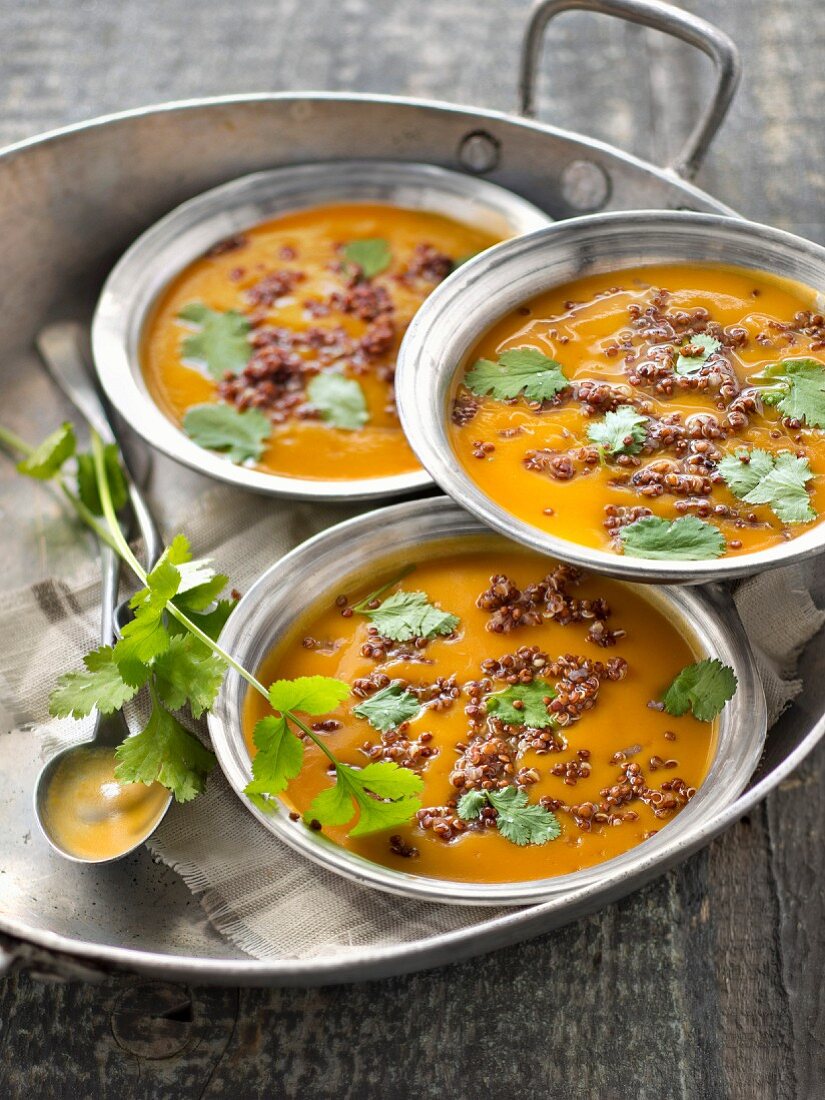 Süsskartoffelsuppe mit roter Quinoa und Koriander