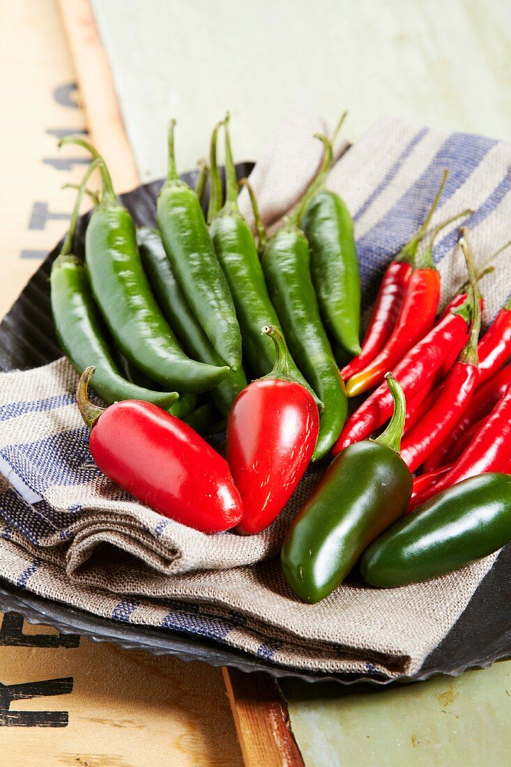 Rote und grüne Chilischoten auf Küchentuch