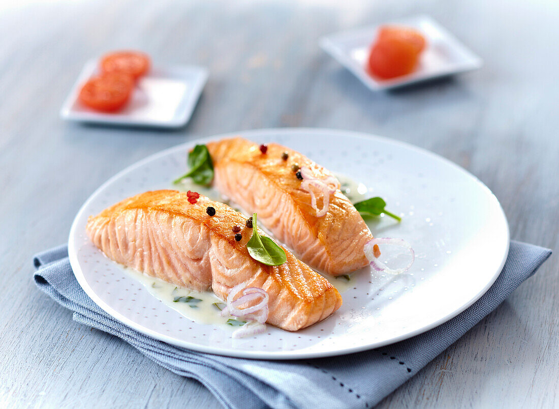 Gebratene Lachstranchen auf weisser Cremesauce