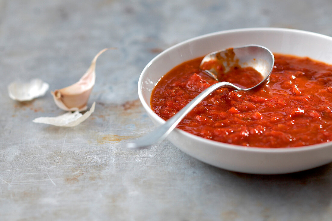 Tomato and garlic sauce