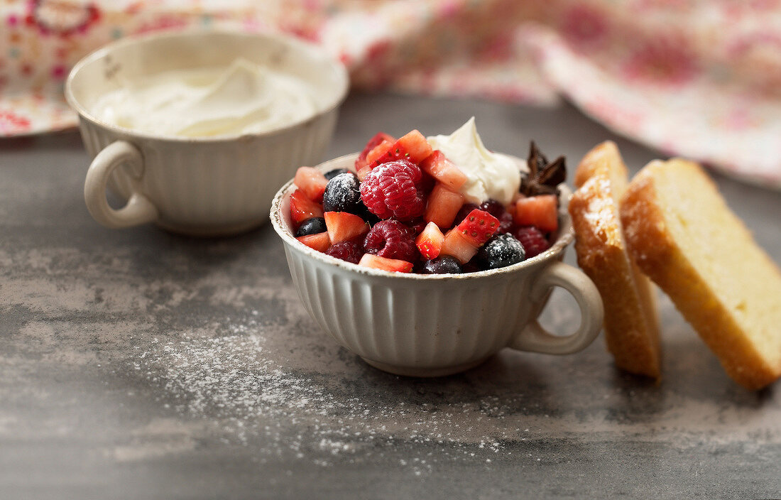 Waldfrucht-Tatar mit Sternaniscreme