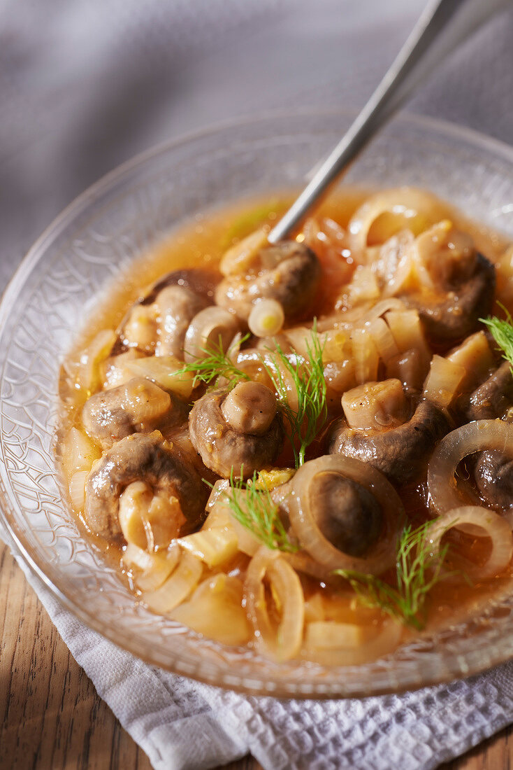 Champignons mit Muscadet-Wein auf bretonische Art