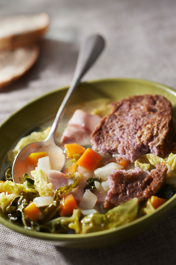 Kohlsuppe mit Speck und weingetränktem Brot