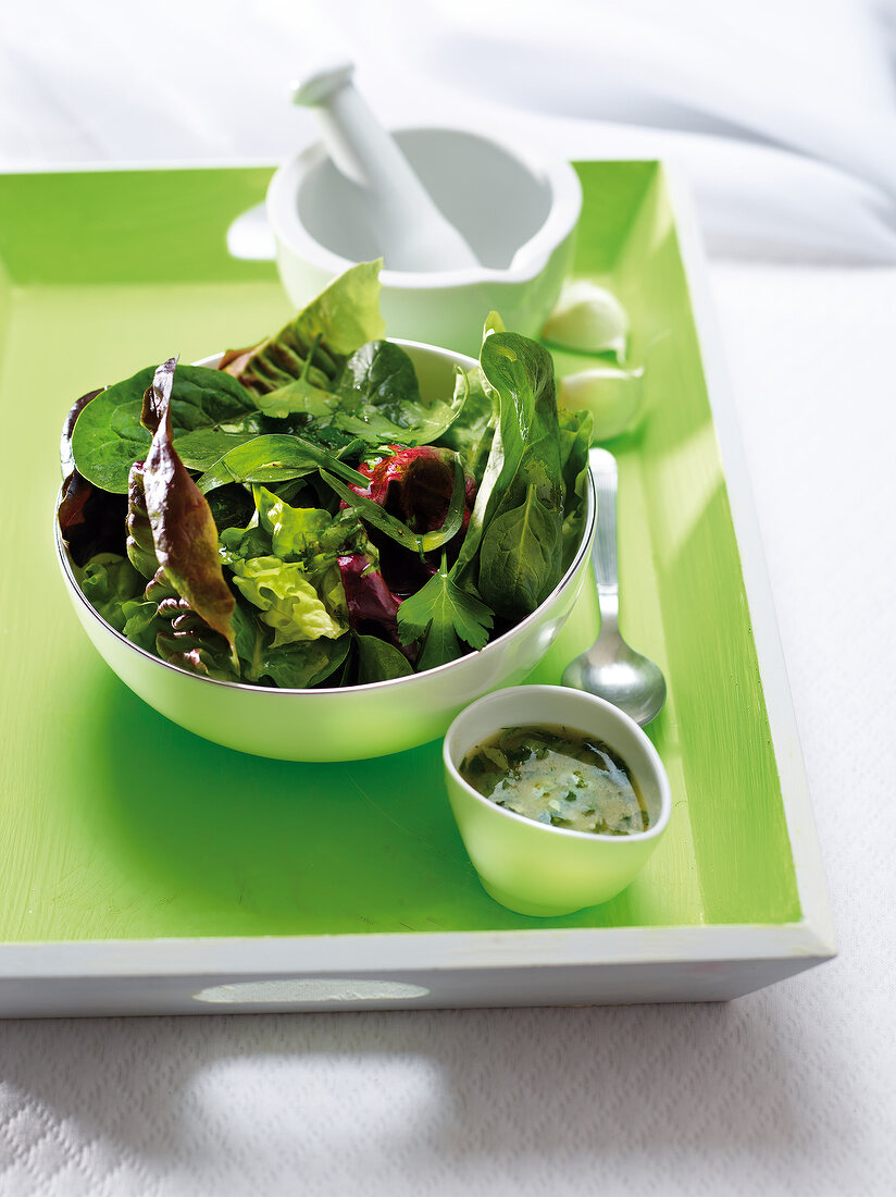 Blattsalat mit Kräutervinaigrette