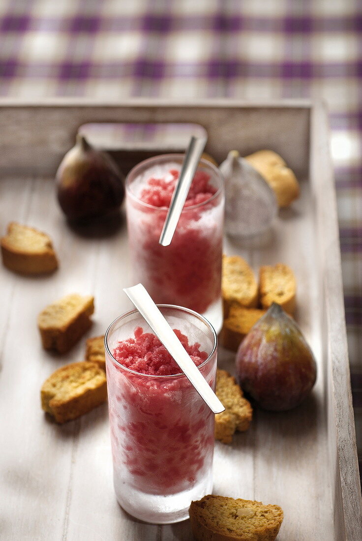 Feigen-Granita mit knusprigem Pinienkern-Honig-Gebäck