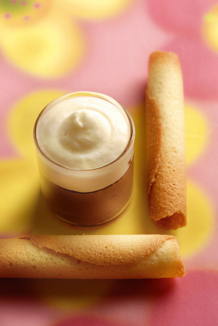 Weisses und dunkles Schokoladenmousse mit Waffelröllchen