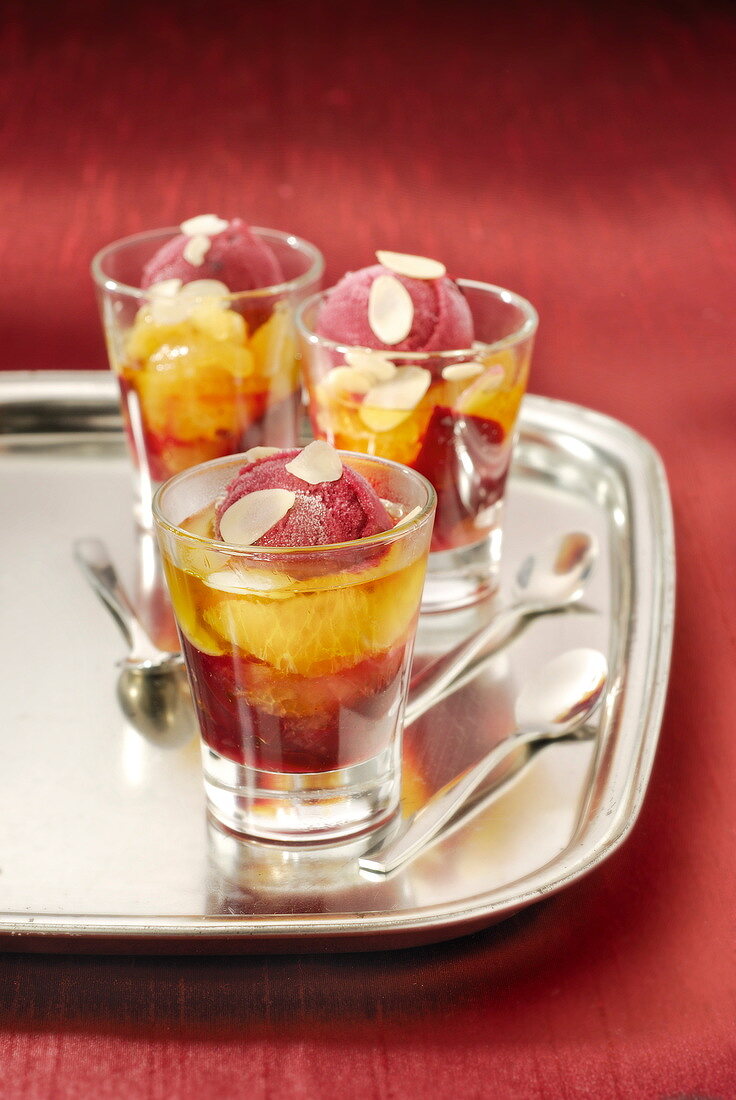 Zitrusfruchtsalat mit Johannisbeersorbet und Mandelblättchen