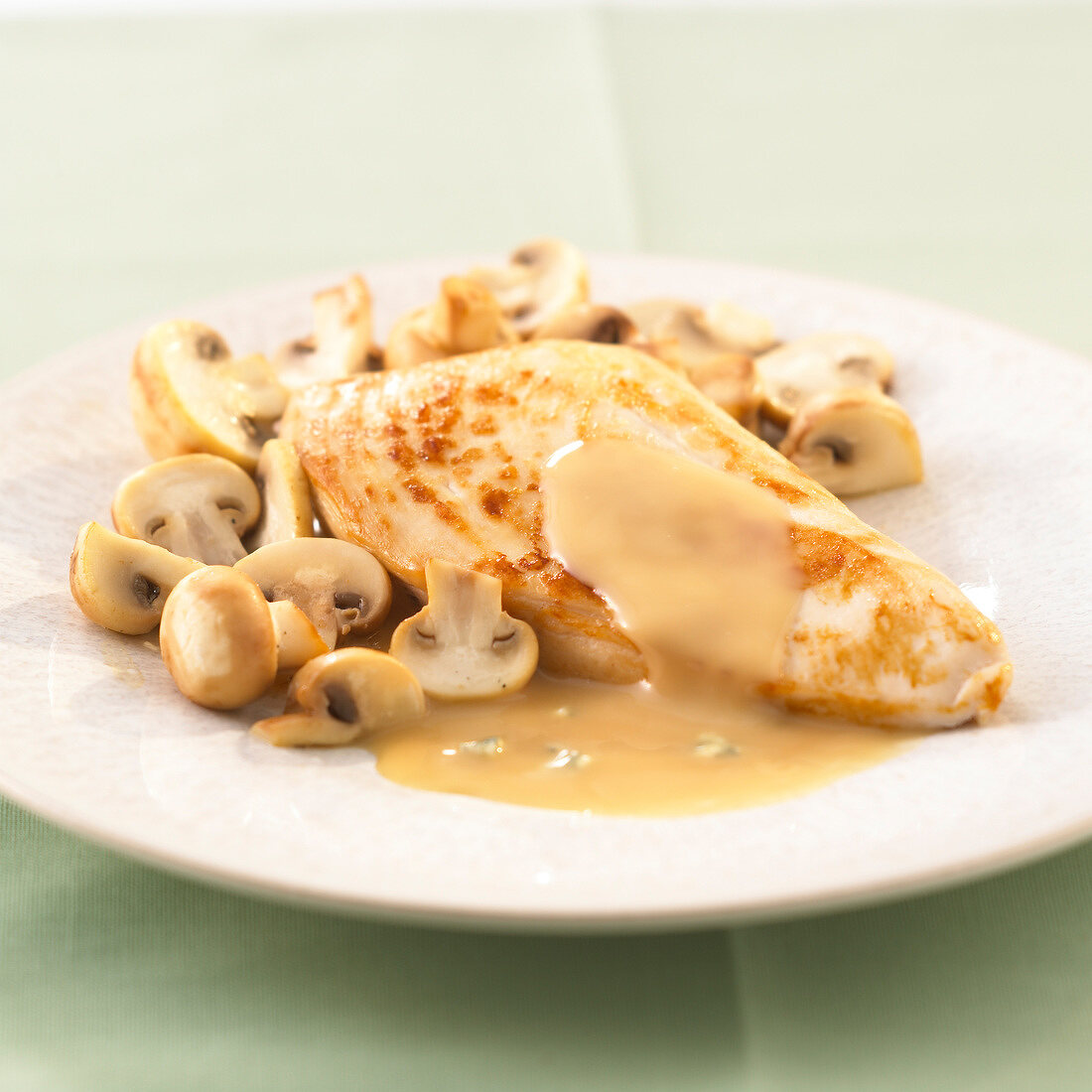 Chicken escalope with button mushrooms and creamy sauce