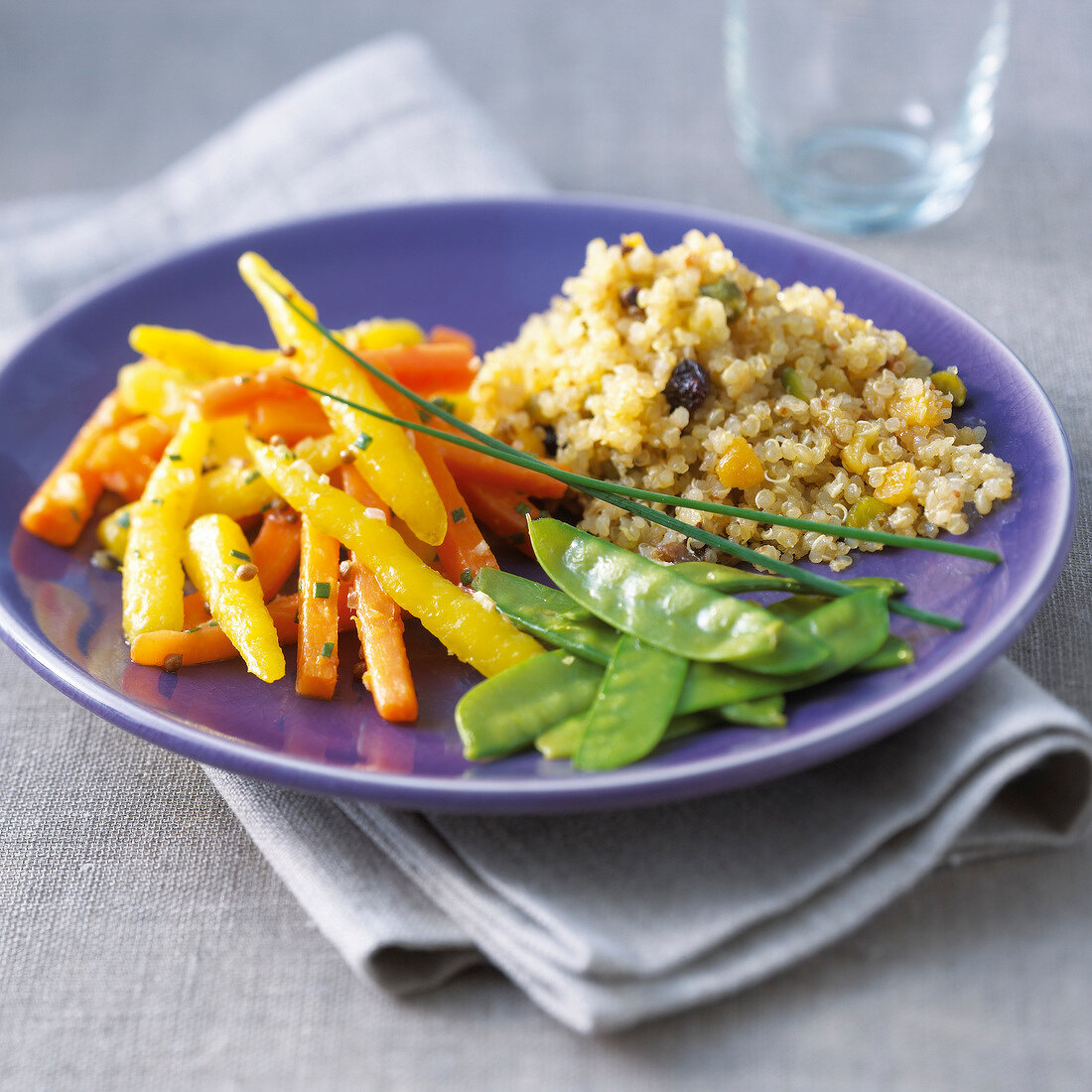 Quinoa mit Rosinen, Möhrenduo und Zuckerschoten