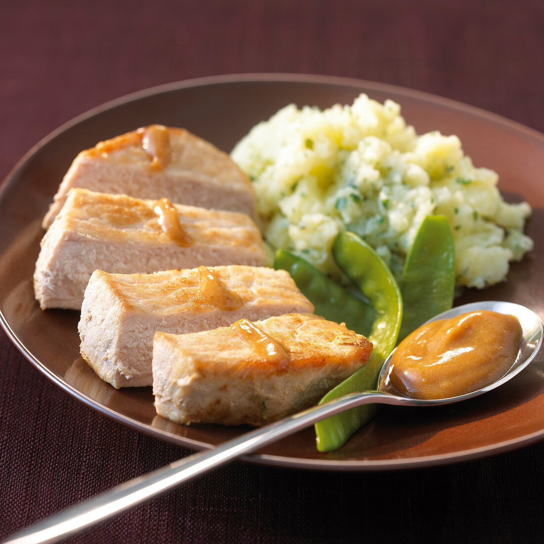 Schweinefilet mit Kräuter-Stampf-Kartoffeln, Zuckerschoten und Sauce