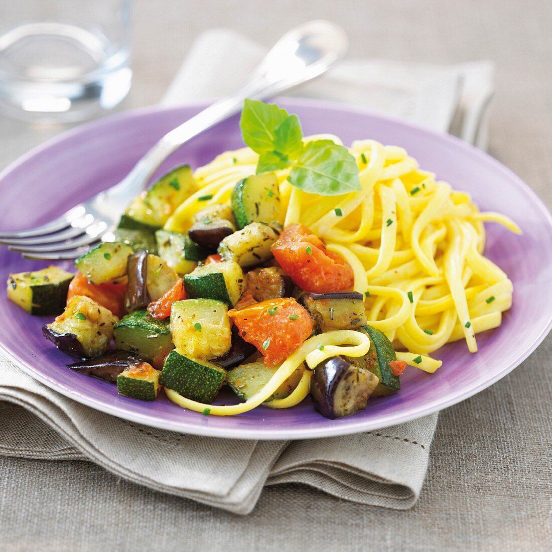 Linguine mit Ratatouille und Basilikum