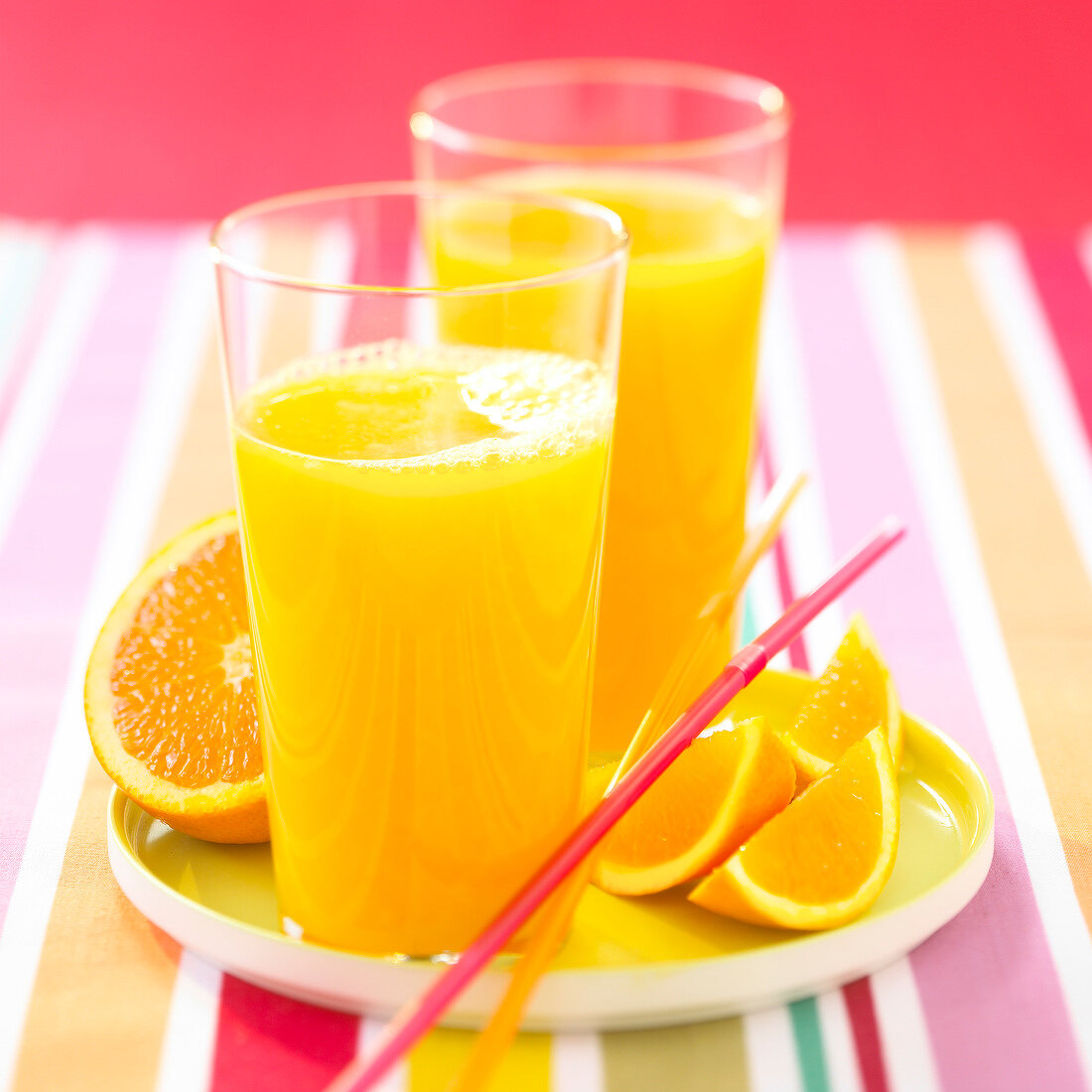 Zwei Gläser frisch gepresster Orangensaft