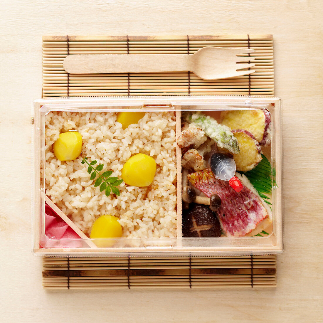 Bento Box mit Fisch, Gemüsetempura und Reis