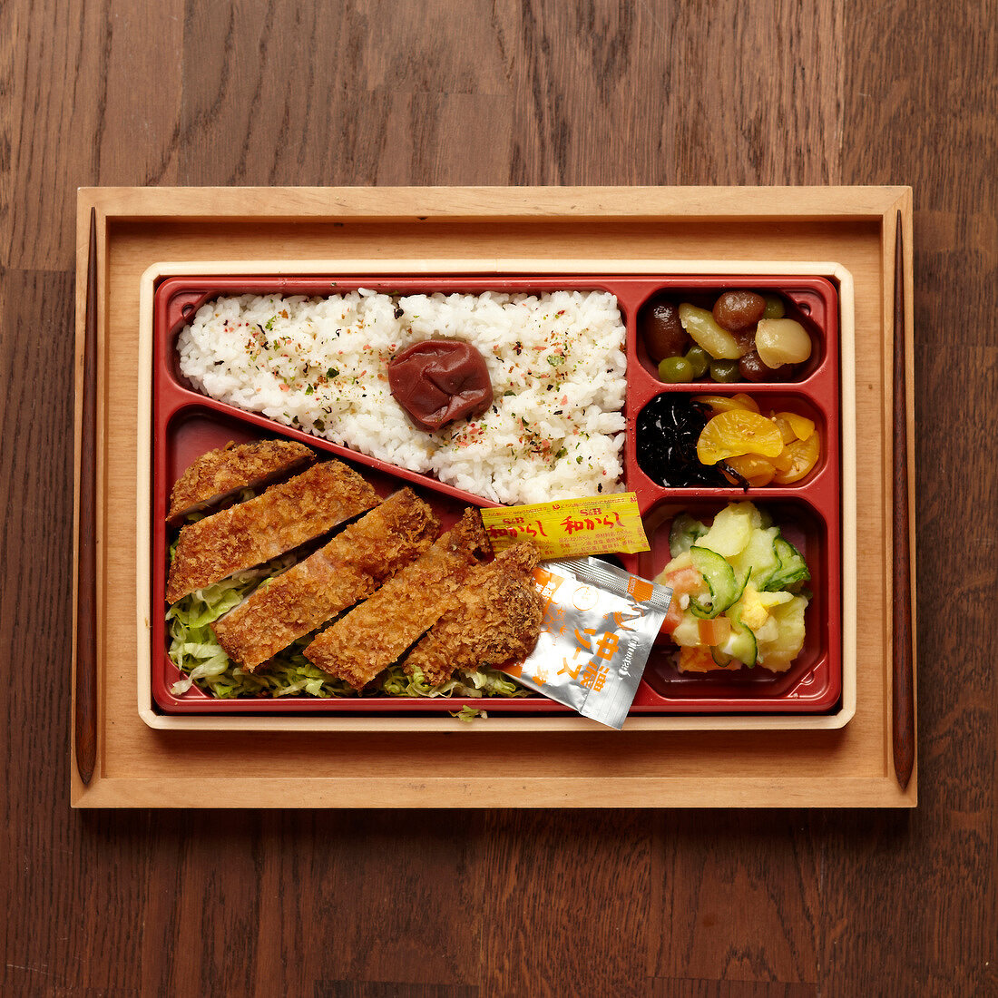 Bento Box mit Katsu Hühnchen, Gemüse, Reis und Obst