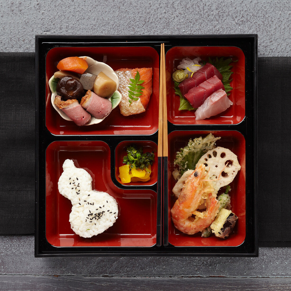 Bento Box mit Meeresfrüchten, Fisch, Geflügel, Reis und Gemüse