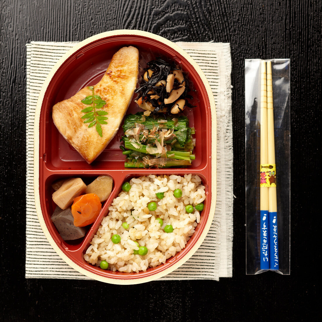 Bento Box mit Teriyaki-Schwertfisch, Reis und verschiedenes Gemüse