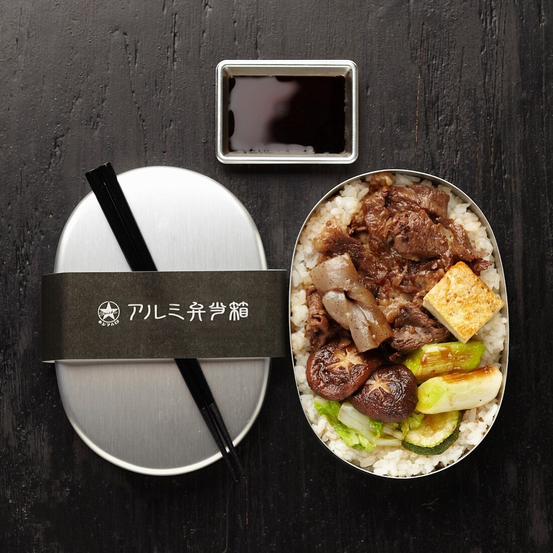 Bento-Box mit Rindfleisch-Sukiyaki, Gemüse und Reis