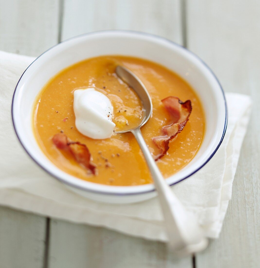 Kürbiscremesuppe mit Frischkäse und knusprigem Speck