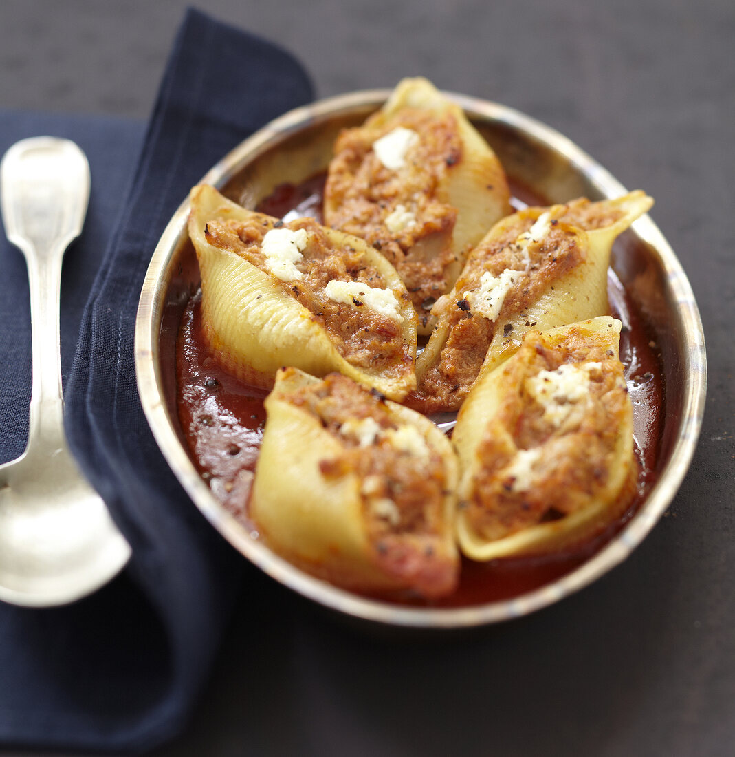 Gefüllte Conchiglioni mit Thunfisch und Käse in Tomatensauce