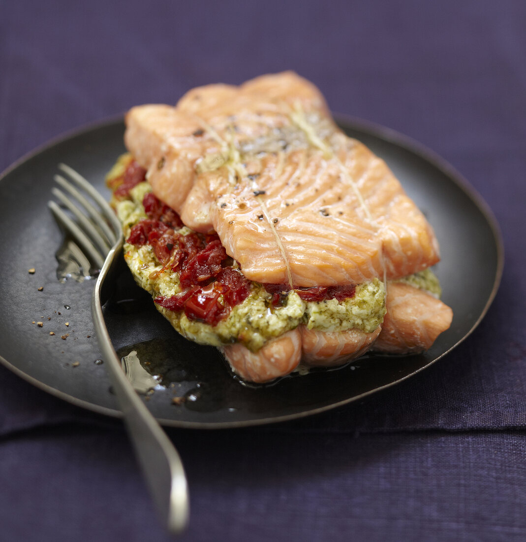 Lachspäckchen gefüllt mit getrockneten Tomaten und Pesto