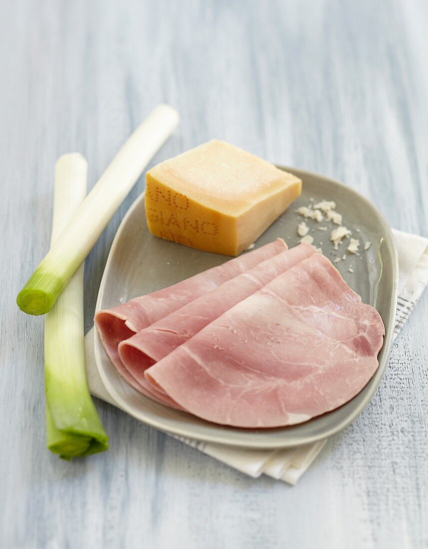 Ingredients for a leek and ham cheese-topped dish